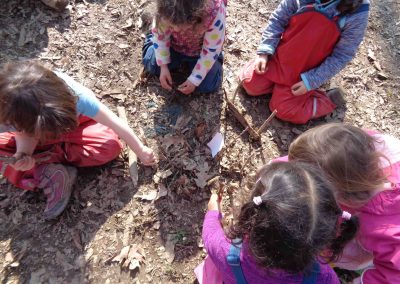 Stare in natura incentiva la collaborazione e la condivisione: bambini che giocano insieme
