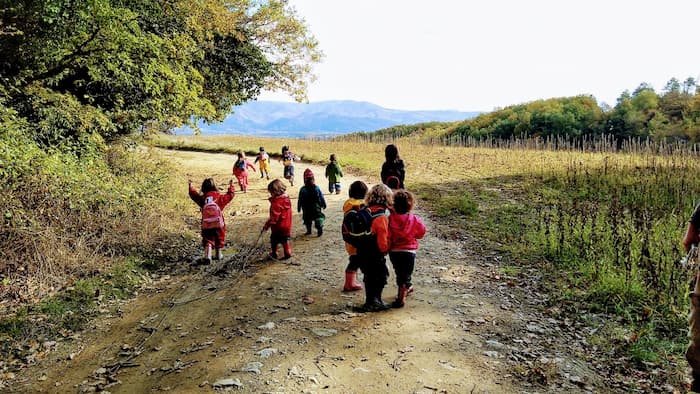 bambini a passeggio in campagna