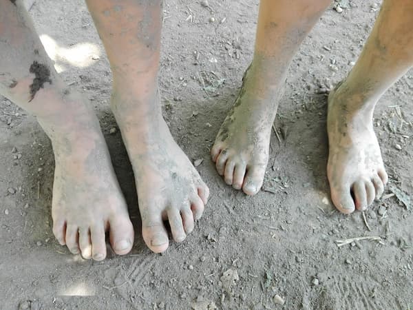 piedi di bambini con fango