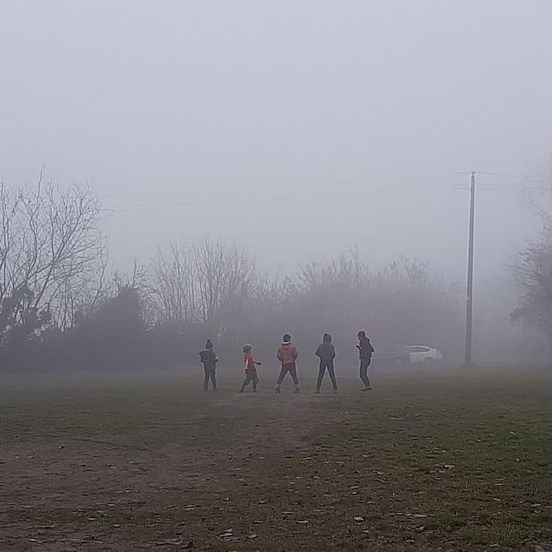 Bambini che giocano nella nebbia