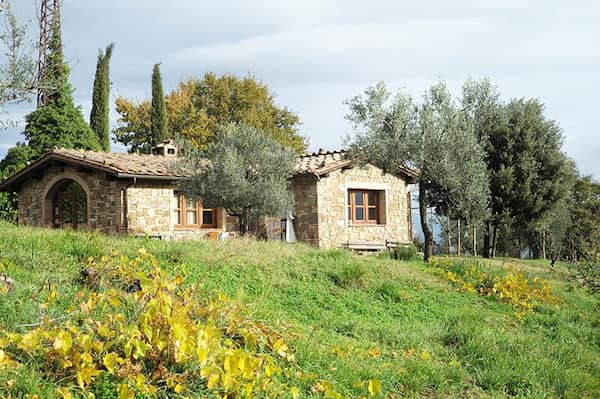 CEN - Poggiodoro - casa rurale in mattoni, circondata da alberi e prati.